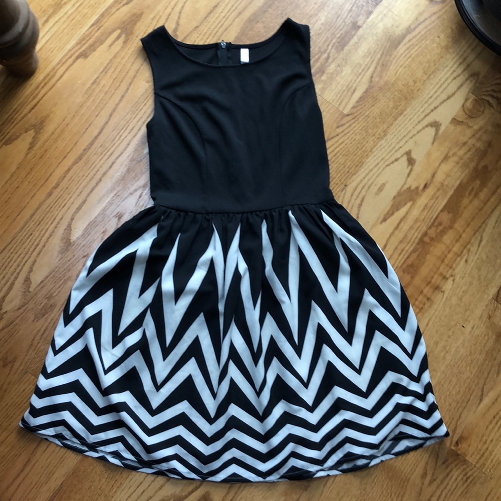 Juniors chevron dress